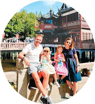 外国游客在上海豫园游览合影。春秋旅游供图