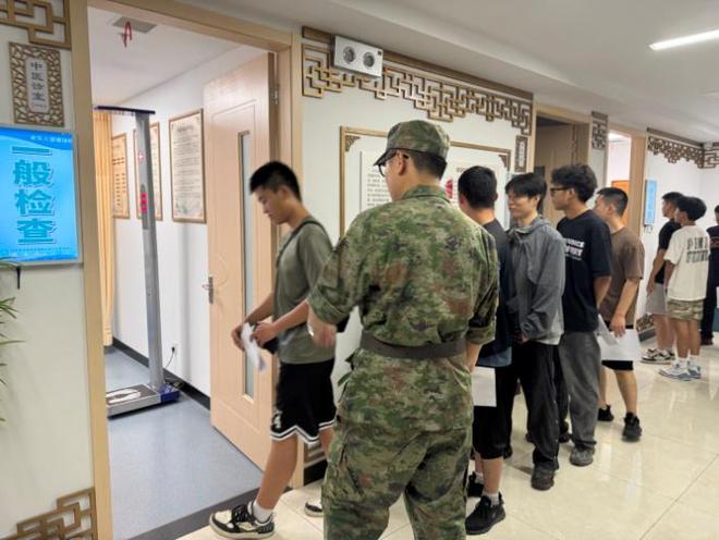 基干民兵助力征兵初检 筑牢青年从军“第一关”