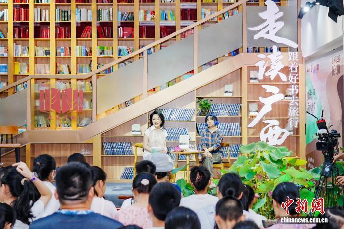 广西文学爱好者跟着好书去旅行 传承民族文脉
