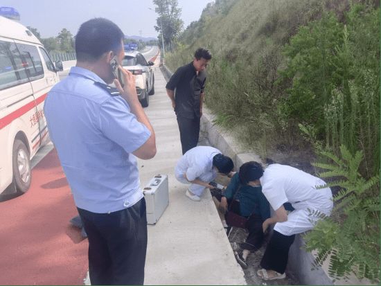 七旬老人高温昏迷命悬一线   警医联动20分钟生死救援成功脱险