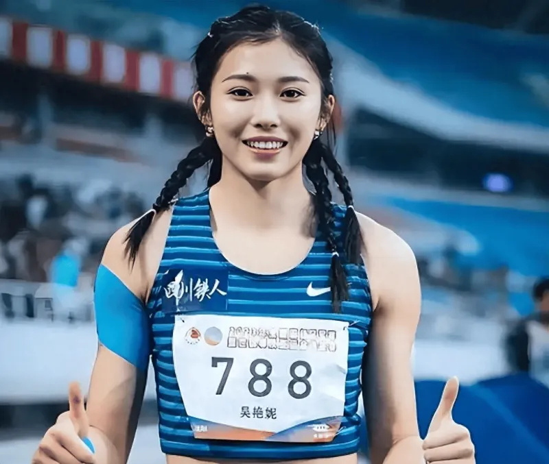 国内依旧横着走！吴艳妮后程逆袭+13秒15完成卫冕 猛亲了第2名一口