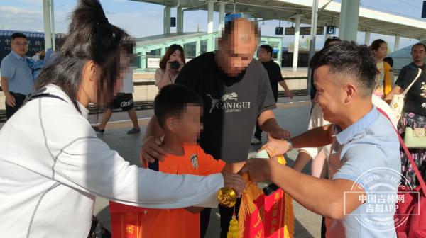被救男童向梁正强敬献锦旗(张植塽/摄)