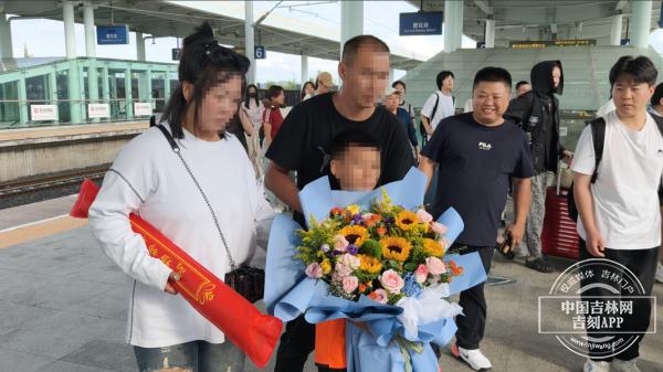 被救男童在车站等待梁正强(张植塽/摄)