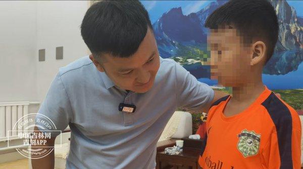 梁正强叮嘱被救男童(张植塽/摄)