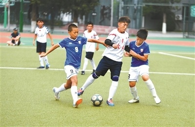 京疆足球友谊赛八一学校绿茵场开球