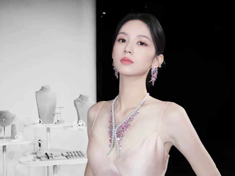 被45岁张柏芝惊艳到，一袭黑裙“全裹紧”，顶级骨相比小女生耐看