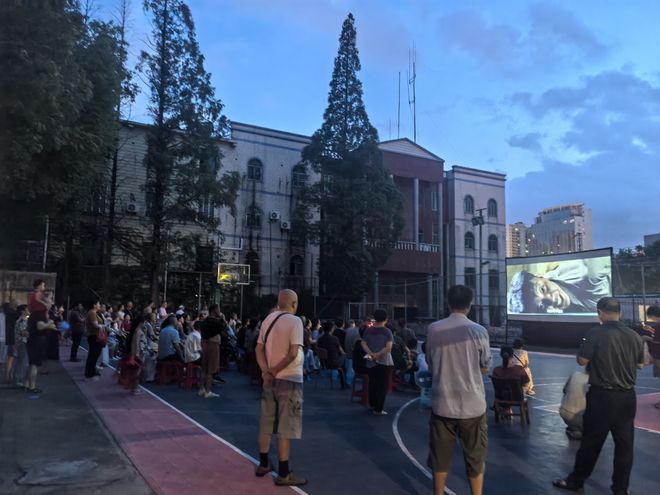 荆门市白庙街道月亮湖社区：露天红色电影 安全文化齐上阵