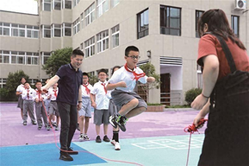上小学后，鼓励孩子“动起来”，比坐在书桌前学习更重要