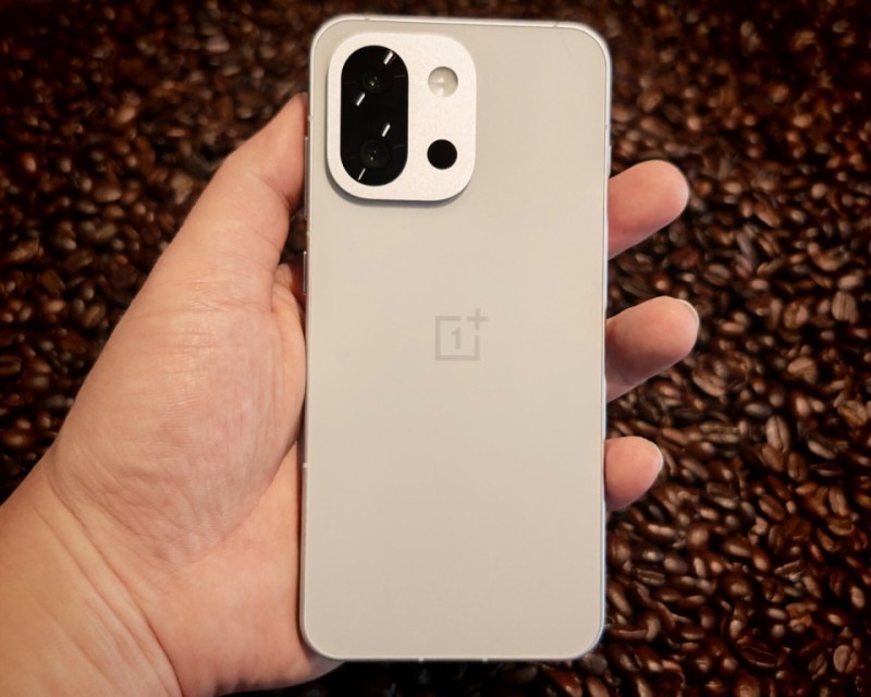 一加小屏手机突降至3345元，16GB+512GB+6260mAh，跑分可达303万