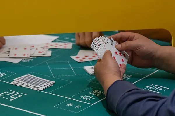 “全民掼蛋”被多家媒体连续评论，是真的该管还是上纲上线？