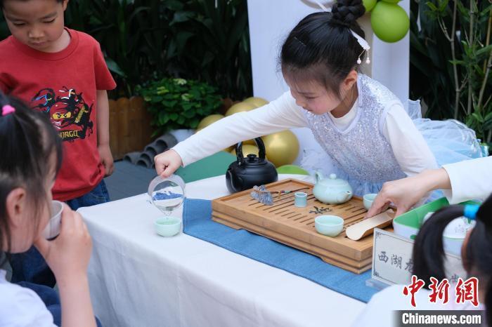 浙江杭州：“龙井小传人” 在体验中感受茶文化魅力
