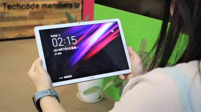 华为平板全新软件开启天生艺术体验：AI一键生成英寸级精美绘画